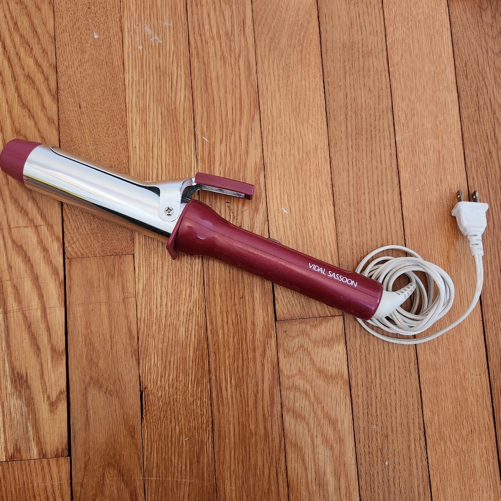 VIdal Sassoon Burgundy 1.5 Thick Curling Iron